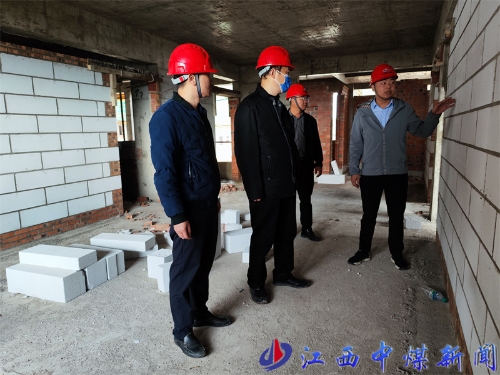 熊峰(左二)在項目現(xiàn)場進行安全帶班檢查.jpg